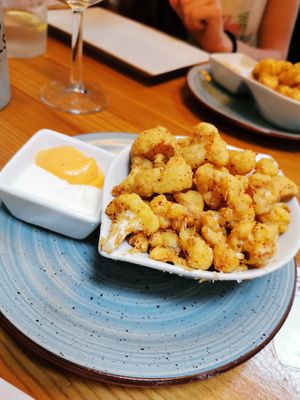 Palomitas de coliflor at Roots & Rolls in Barcelona