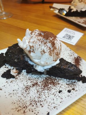 Pastel de chocolate con helado de coco at Roots & Rolls in Barcelona