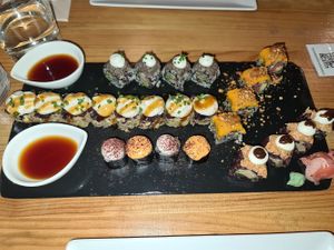 🍣 tasting platter 39e at Roots & Rolls in Barcelona