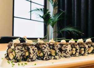 Mushroom - Plant-based sushi
Quinoa negra con arroz de sushi, seta de ostra, portobello, berros, cebolla figueres carbonizada, aceite de trufa duxelles, mayonesa de ajo 
Black Quinoa Sushi rice, char oyster mushroom, portobello mushroom, watercress, charred figueres onion, truffle oil duxelles, roasted garlic soya mayo 
 at Roots & Rolls in Barcelona