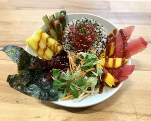 Poke bowl Roots & Rolls 

Poké bowl: Arroz, sandía marinada en soja, daikon encurtido, pepino kimchi, verduras, col china, setas de enoki, nori tostada,  semillas tostadas,  y dos salsas caseras: umeboshi y hoisin
Poké bowl: Rice, soya marinated watermelon, pickled daikon, kimchi cucumber, julienne vegetables, chinese leaves, enoki mushrooms; fresh fruit, toasted nori, seed mix, with homemade umeboshi & hoisin sauce. at Roots & Rolls in Barcelona