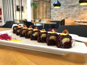 PicklyPear, 
Arroz negro & blanco, daikon encurtido, remolacha asada, pera escalfada de sirope de sake, salsa de cúrcuma y jengibre, nuez teriyaki. at Roots & Rolls in Barcelona