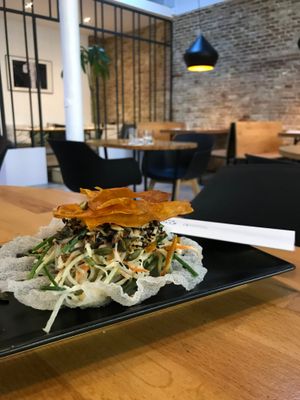 Repollo de colinabo asiático aliñado con lima, tahini, coco y sirope de agave y chips de boniato y galleta de arroz 
 at Roots & Rolls in Barcelona