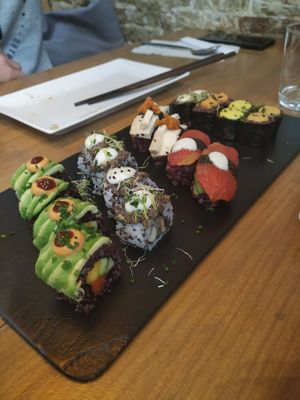Tabla de sushi 💚😍 at Roots & Rolls in Barcelona