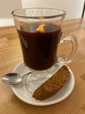 Mulled wine and biscuit for 4 euro at Roots & Rolls in Barcelona
