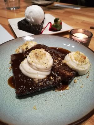 toffe dessert at Roots & Rolls in Barcelona