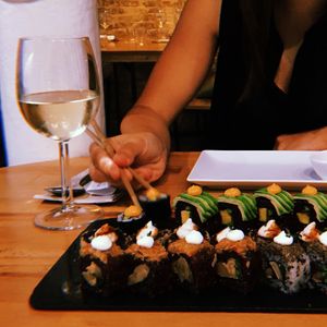 Safata de sushi variat at Roots & Rolls in Barcelona