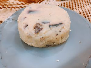 Keso curado de aceituna kalamon, hinojo y lima at Carleta Disfruta de lo Natural in Ondara