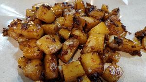 Fried carrot cake Black without eggs at Zhu Lin Vegetarian 竹林素食 in West Singapore