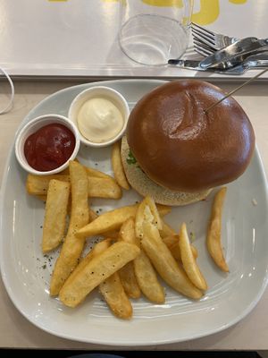 Dry and a little too hard bun but good vegan paddy. It’s from Beyond Meat and taste very good. But this is not worth 75kr if you ask me. at IKEA in Taastrup