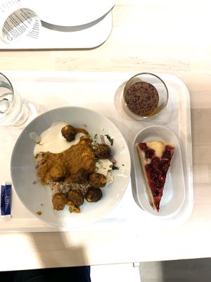 Grøntsagsboller, chokolademousse og hindbærkage at IKEA in Taastrup