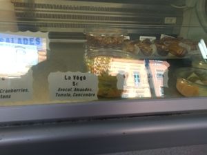 Vegan salade with avocado, almonds, tomatoes, concombre and veganaise at Les Frères Chapelier - Boulangerie Artisanale Bio in Toulouse