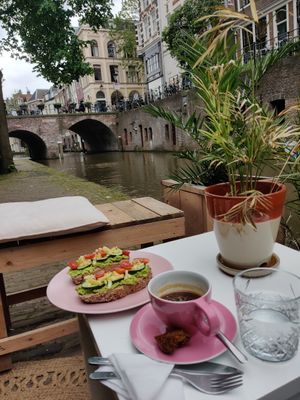 Avocado toast, coffee and a bit of surprise vegan banana cake at Loua Juicebar in Utrecht