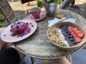 Paradise pancakes and açai bowl   at Loua Juicebar in Utrecht