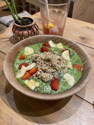 Tropical bowl: so-so. It tasted a bit too much of ginger and orange. Also, there was supposed to be peanut butter in it, but I didn’t taste it.  at Loua Juicebar in Utrecht