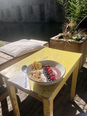 Lovely spot along the canal in the sun at the heart of Utrecht. Yummy acai bowl 😋  at Loua Juicebar in Utrecht