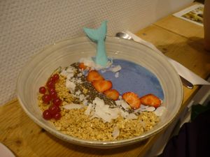 Blue mermaid bowl at Loua Juicebar in Utrecht