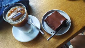 Iced coffee with coconut milk, vegan brownie at Kuchenliebe in Stuttgart