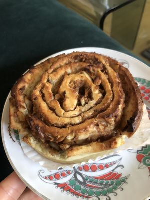 apple cinnamon bun plated at home   at Kuchenliebe in Stuttgart