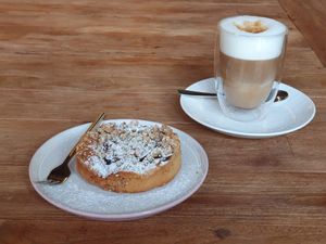 Pflaumenkuchen und Hafer Macchiato at Kuchenliebe in Stuttgart
