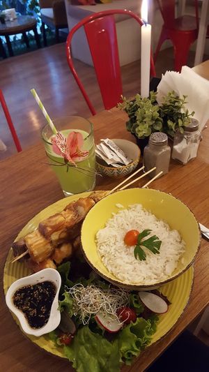 Vegan tofu pineapple satay and mint lemonade at Bolivian Green Kitchen in La Paz