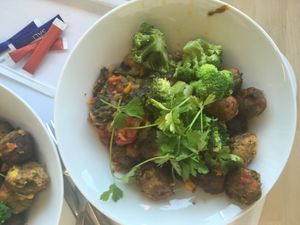 “Grøntsagsboller”, 8 eight of them, with a corn mix, steamed broccoli, some tomato/spinach-ragout, and parsley on to (30 DKK in August 2020) at IKEA in Gentofte