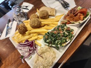 Falafel plate with 4 veganmeze at Paradis du Liban in Norrkoping