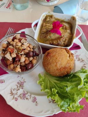 Lasagne, salade de pois chiches et arancini at Antica Casa Rava in Alessandria