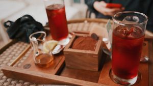 Iced tea, and tiramisu  at Doco - City Farm House Cafe in Busan