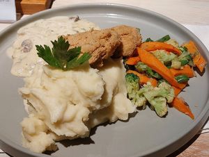 "Fried chicken", mashed potatoes, veggies and glutenfree mushroom sauce. ❤️ at I Am Vegan Babe in Canggu