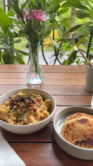 Mac and cheese and hash browns   at I Am Vegan Babe in Canggu