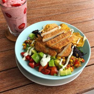 Flamingo smoothie and crispy chick salad at I Am Vegan Babe in Canggu