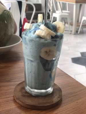 Spirulina, pineapple and banana smoothie at I Am Vegan Babe in Canggu