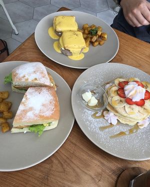 Pancakes, breakfast sandwich and eggs benedict at I Am Vegan Babe in Canggu