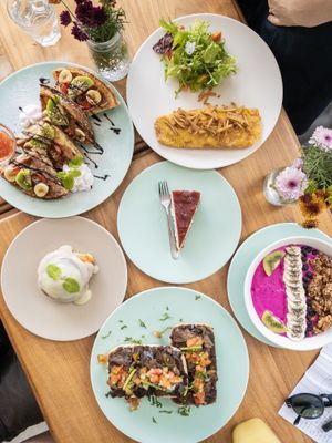 🙈 Waffles, “omelet”, smoothie bowl, “cheese”cake, cinnamon bun and ciabatta with beans and fake meat 😋😋😋 at I Am Vegan Babe in Canggu