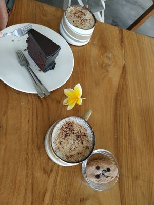 Cappuccino and cookies at I Am Vegan Babe in Canggu