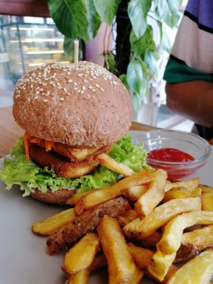 Burger at I Am Vegan Babe in Canggu