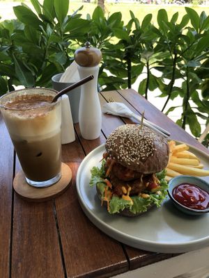 Cinnamon Ruby and Chick burger at I Am Vegan Babe in Canggu