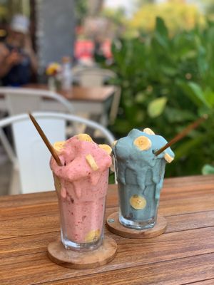 smoothies with metal straws at I Am Vegan Babe in Canggu