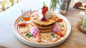Pancake with coconut ice cream at I Am Vegan Babe in Canggu