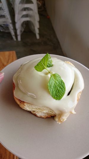 cinnamon roll at I Am Vegan Babe in Canggu