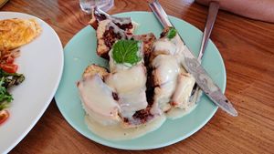 cinnamon roll at I Am Vegan Babe in Canggu