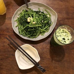 Fried morning glory

All served by the most warm and welcoming family, thank you so much for completely satisfying our stomachs! Xxx at Vegan Zone in Hoi An