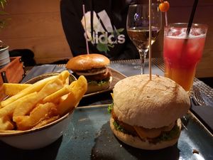 Veggie Burger hinten und Veganer Burger vorne at Peter Pane in Augsburg
