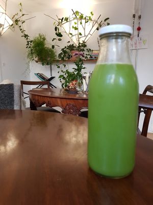 So frienldy, helping me picking out nu lunch. Dilicious juice! at Kosmos K in Copenhagen