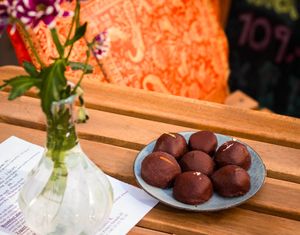 Raw chocolate petit four. Creamy....with orange, peppermint, liquorice, lemongrass, bergamot or cinnemon/ginger. Foto: Miri Fenske at Kosmos K in Copenhagen