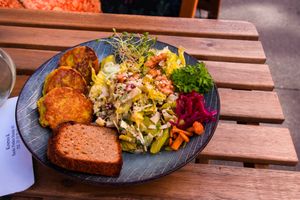 Falafel salad. Foto: Miri Fenske at Kosmos K in Copenhagen