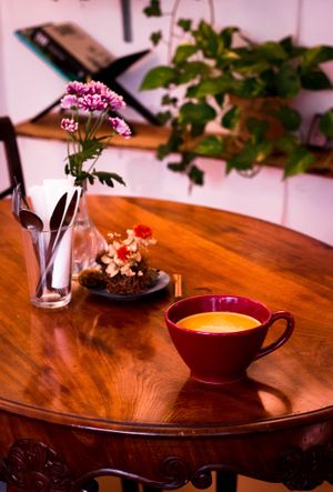 Golden milk. Made from fresh turmeric, cinnemon, cardamom, star anise and birch xyitol. Foto: Miri Fenske at Kosmos K in Copenhagen