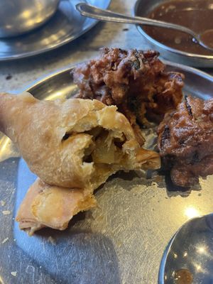 Samosa and pakora  at Pushap - Namur in Montreal