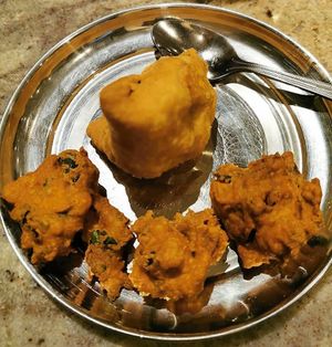 Pakoras and samosa at Pushap - Namur in Montreal